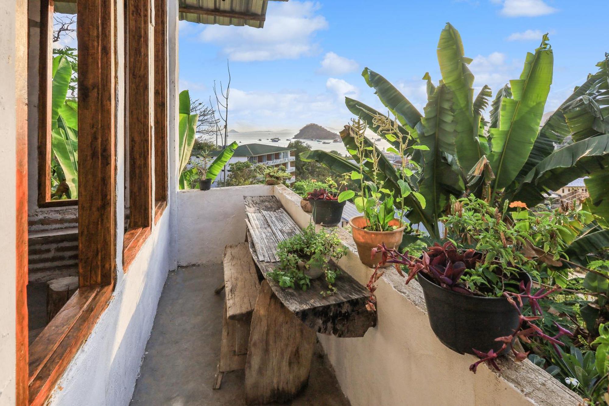 Palulu Garden Homestay Labuan Bajo Exterior photo
